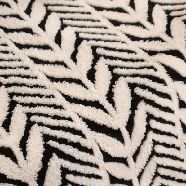 All-Season Warmth Leaf Fleece Pet Bed