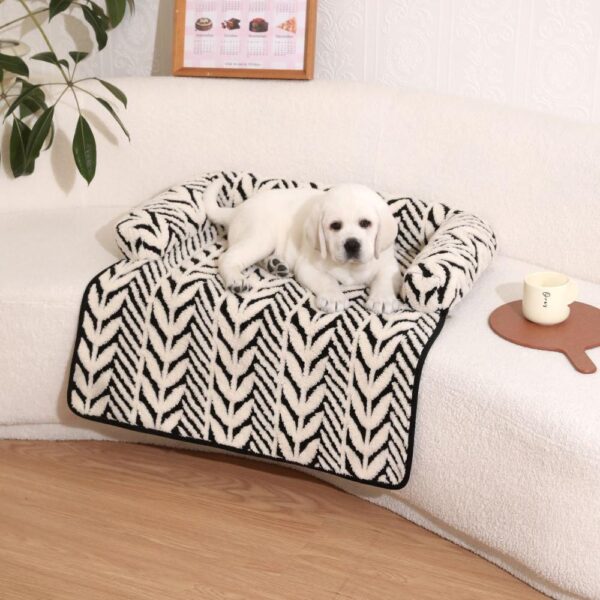 All-Season Warmth Leaf Fleece Pet Bed