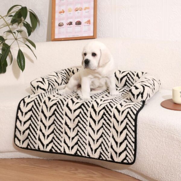 All-Season Warmth Leaf Fleece Pet Bed